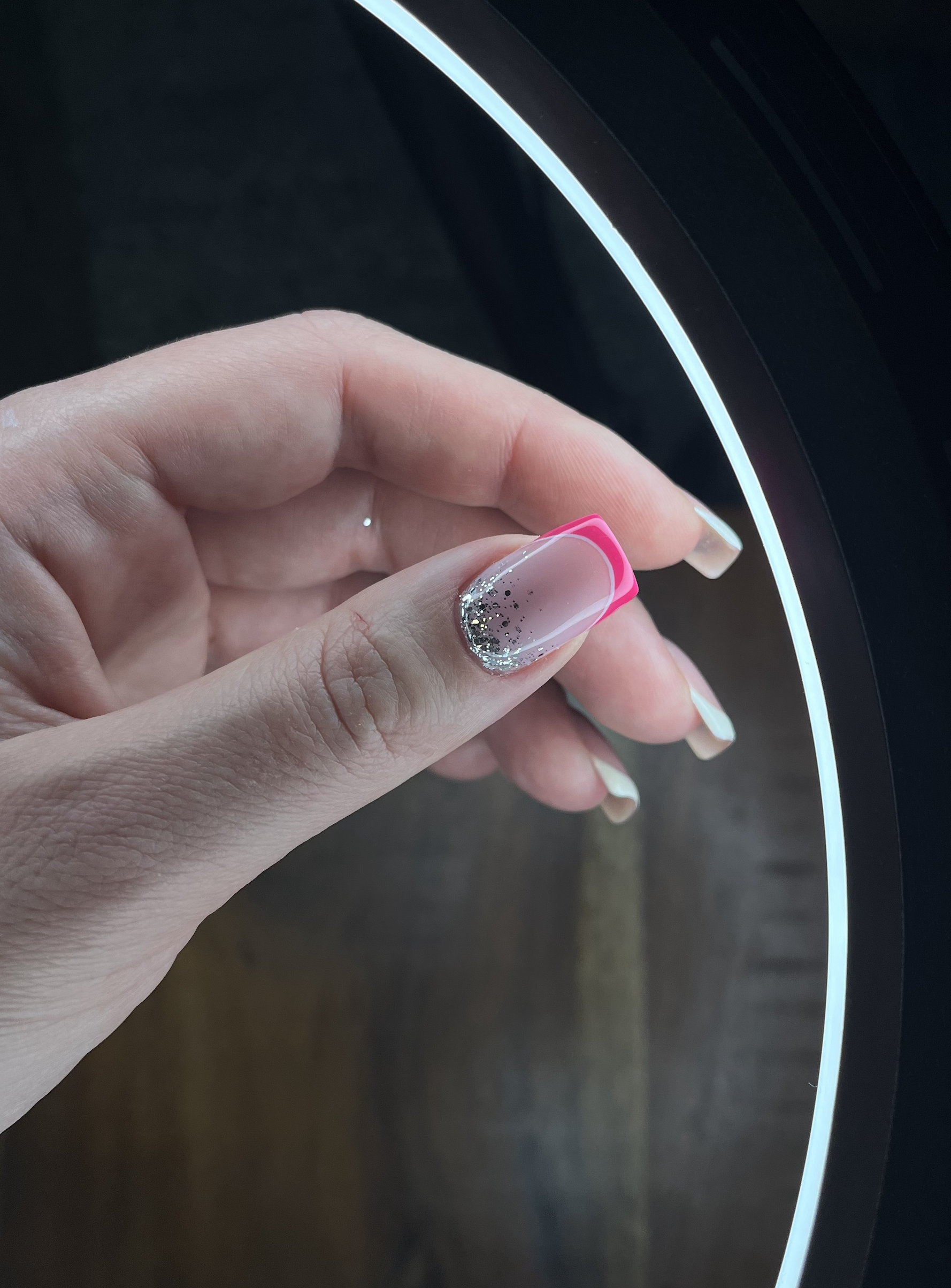 Stylový přechodový obrázek zachycující profesionální péči o nehty v Darja Nails, České Budějovice